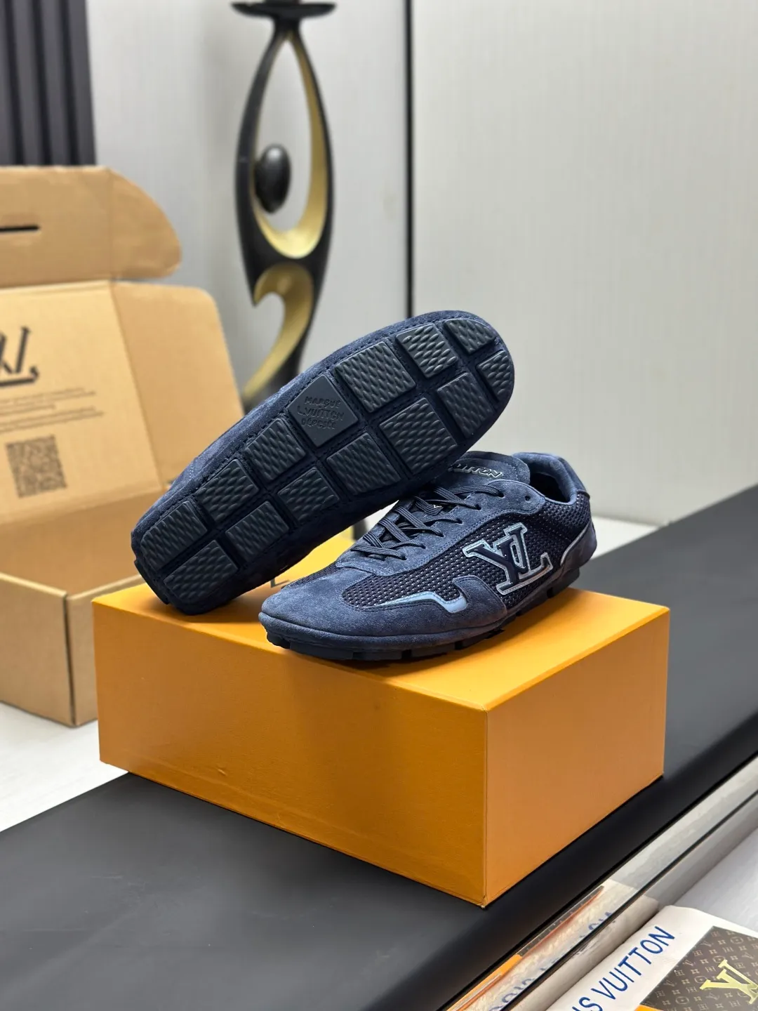 👟👟Ex-factory price 680👟👟 (Top version fully packaged) LV Louis Vuitton L Family Donkey Brand Latest Rally Series Mesh Casual Sports Shoes Doudou Shoes Original purchase, development and production This LV Rally sports shoe is made of suede cow leather and mesh fabric, and a rubber pad outsole is incorporated into the driving shoe configuration, making it a modern choice that is both comfortable and light. The LV letters on the side, the handwritten Louis Vuitton logo on the rear, and the Vuitton logo on the tongue and outsole jointly brand the brand mark. Exquisite packaging at the delivery counter🛍📦 ▪️Fabric: Original customized imported mesh + cowhide ▪️Inner lining: Original customized breathable mesh lining ▪️Outsole: Original molded anti-slip rubber material ▪️Sole thickness: 2CM ▪️Size: Men's 39-45